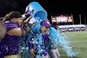 Huskies smash Broncos in Las Vegas Bowl, Petersen’s finale