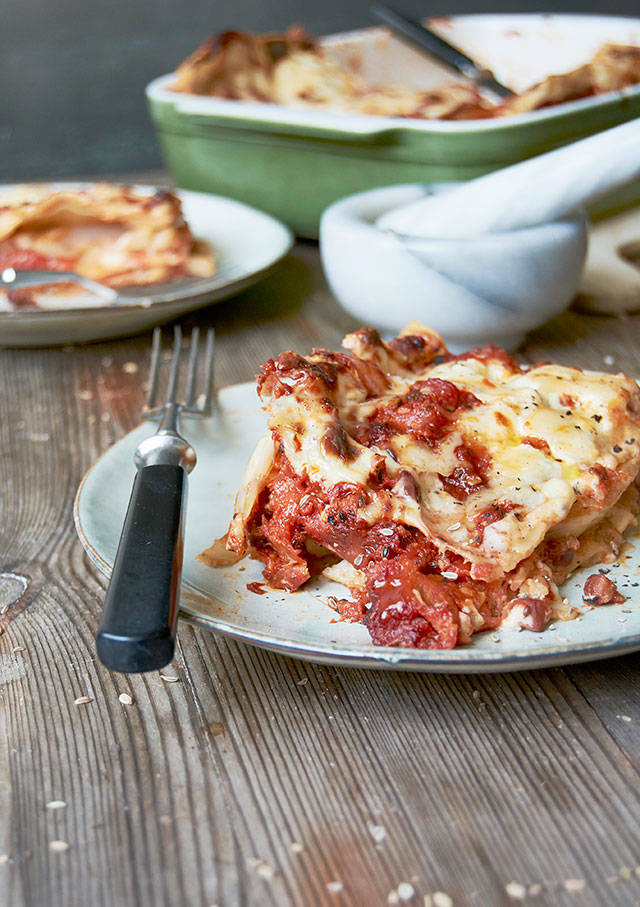 You could used already diced or crushed tomatoes to save a step in making fennel and tomato lasagna with crunchy bacon. (Meike Peters)