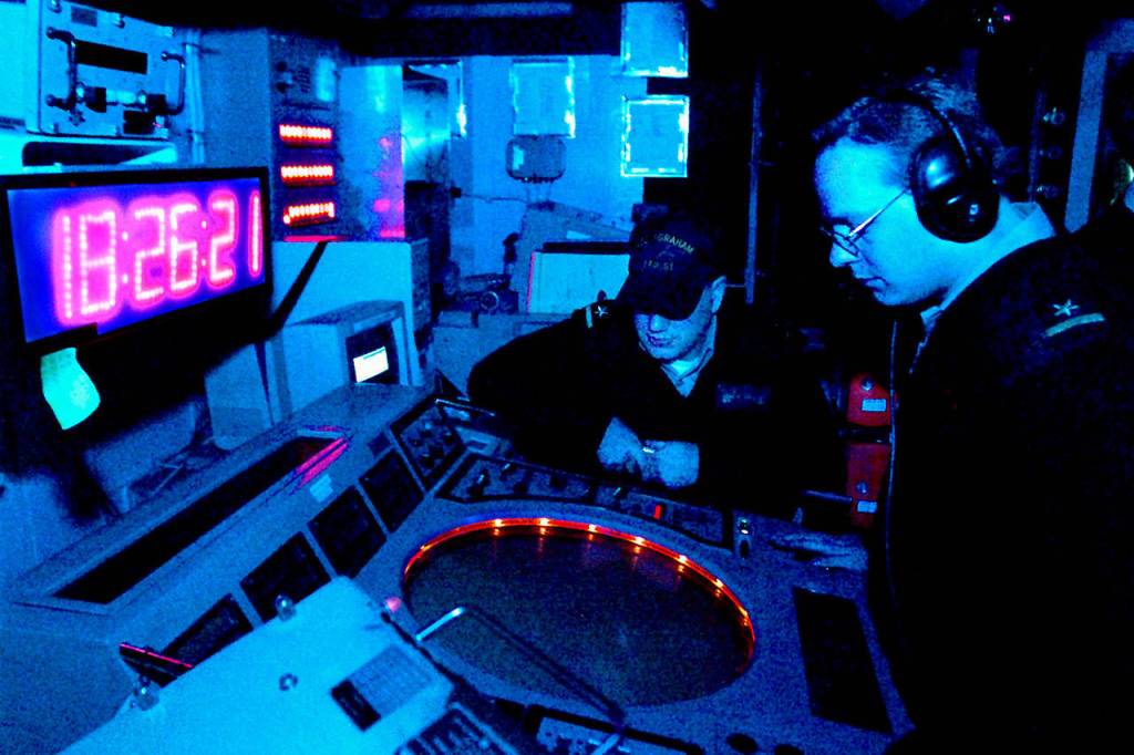 In 1999, USS Ingraham crewmembers Geoffrey Gorman (right) and Adam Guenther evaluated a simulated submarine contact as a clock ticked toward 24:00 hours in a Y2K test of the ships systems. (Drew Perine / The Herald)