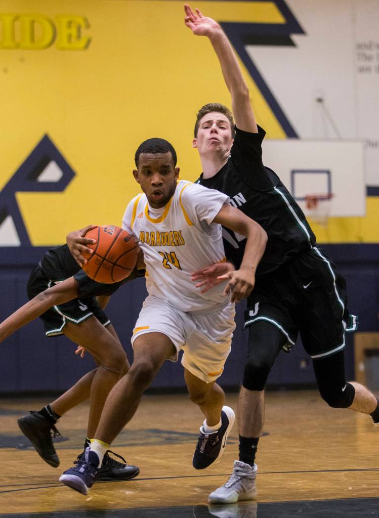 Mariners Naser Motley drives to the hoop during the game at Mariner High School on Friday in Everett. (Olivia Vanni / The Herald).