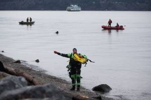 Divers search for man who went under near Mukilteo ferry dock