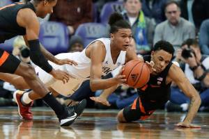Battle’s big 1st half helps UW to win over Oregon State