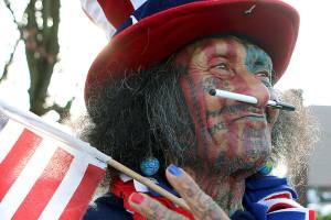 A tattoo-covered, flag-waving Everett icon dies