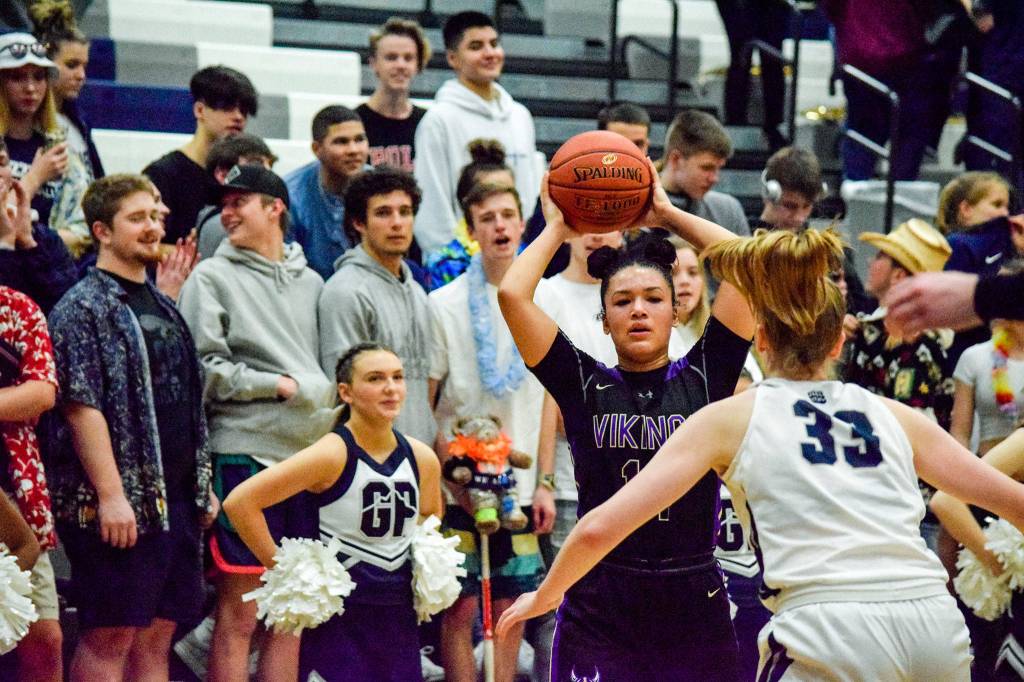 Lake Stevens Baylor Thomas looks for an open teammate against Glacier Peak on Tuesday, Jan. 28 at Glacier Peak High School in Snohomish. (Katie Webber / The Herald)
