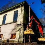 Dan Bates / The Herald                                 Contractor Rob Enge (left) attaches a chain to a roll of heavy cable as Kody Brooks approaches to help carry it with a tractor Tuesday outside the Snohomish Carnegie Library The original building begins to look more and more like it did before an annex was added in the 1960s.