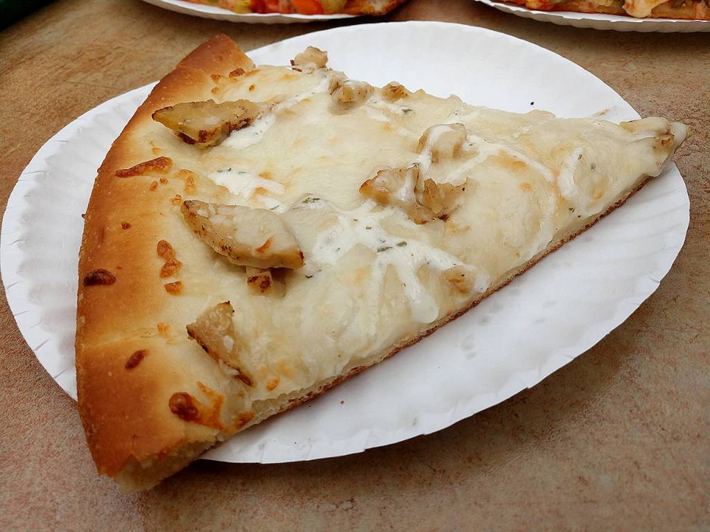 Mos chicken and veggie pizza features a white sauce that resembles ranch dressing. (Sara Bruestle / The Herald)