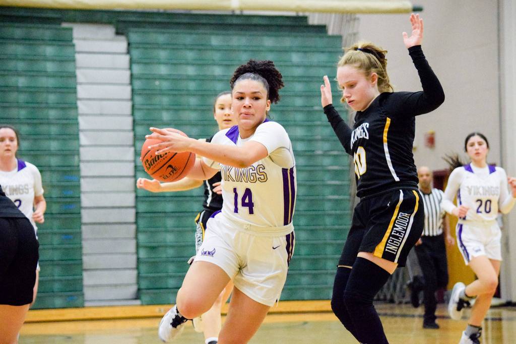 Lake Stevens Baylor Thomas dribbles past an Inglemoor defender in a Wes-King Bi-District Tournament winner-to-state, loser-out game on Thursday at Jackson High School in Mill Creek. (Katie Webber / The Herald)