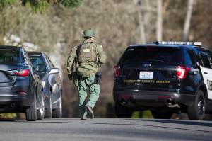 Lynnwood-area standoff ends with no injuries, man in custody