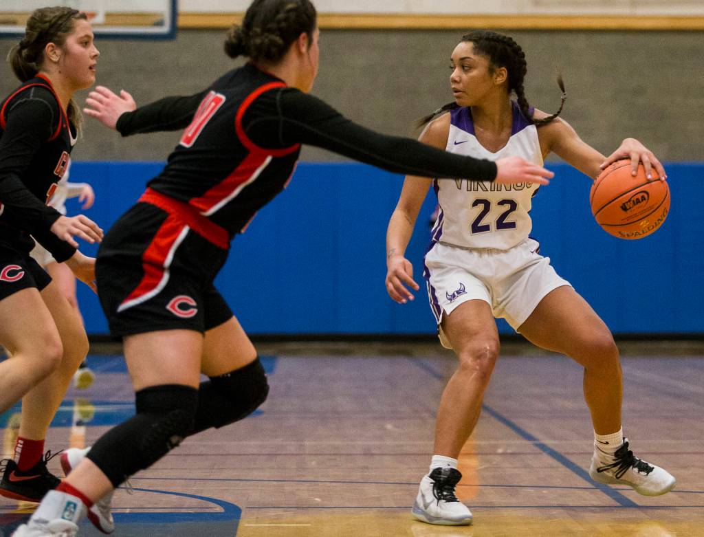 Lake Stevens Raigan Reed looks for an open teammate during the game against Camas on Saturday, Feb. 29, 2020 in Shoreline, Wa. (Olivia Vanni / The Herald)