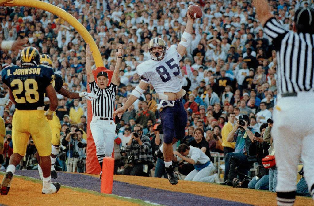 Washingtons Mark Bruener celebrates in the end zone after catching a 6-yard touchdown pass in the third quarter against Michigan in the Rose Bowl in 1992 in Pasadena, Calif. (AP Photo/Bob Galbraith)