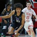 Washingtons RaeQuan Battle (21), a Marysville Pilchuck alum, brings the ball up court past Utah guard Rylan Jones (15) on Jan. 23, 2020, in Salt Lake City. (AP Photo/Rick Bowmer)