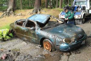 Divers looking for wedding ring find car at bottom of lake