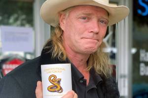 Texan comes to defend Snohomish outlaw barber cutting hair