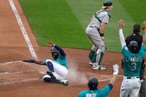 Mariners hold off Athletics in home opener