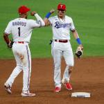 Mariners melt down late in loss to Rangers