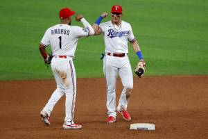 Mariners melt down late in loss to Rangers