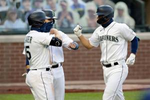 White drive in 6 runs, Mariners rout Rangers