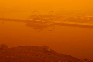 Man shelters from wildfire flames in Oregon river