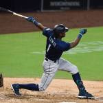 Mariners top Padres, snap losing skid
