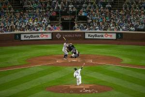 M’s beat Astros to keep faint playoff hopes alive