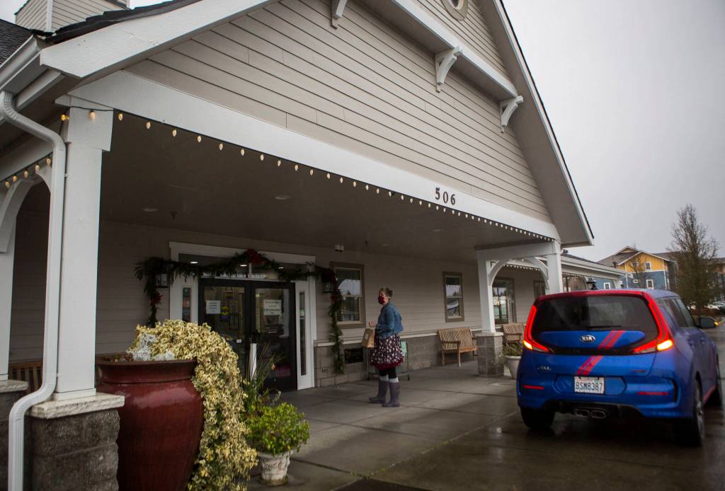 Snohomish Delivers concierge Sarah Dylan Jensen makes a delivery Tuesday in Snohomish. (Olivia Vanni / The Herald)