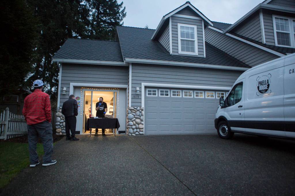 Customers line up at the McLaughlin home in Snohomish to pick up their to-go orders. (Olivia Vanni / The Herald)