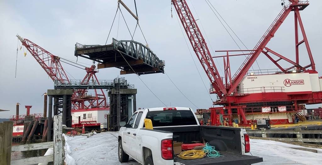 Crews hoist the transfer span bridge during the demolition of the transfer span and decking at the old Mukilteo ferry dock. (Washington State Department of Transportation)