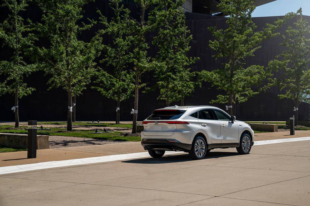 Exterior styling of the 2021 Toyota Venza is suggestive of a luxury SUV costing much more. (Manufacturer photo)
