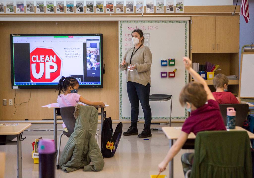 Jessica Cain lets her Zoom students and in-person students know that it is break time at Lake Stickney Elementary on Friday in Lynnwood. (Olivia Vanni / The Herald)