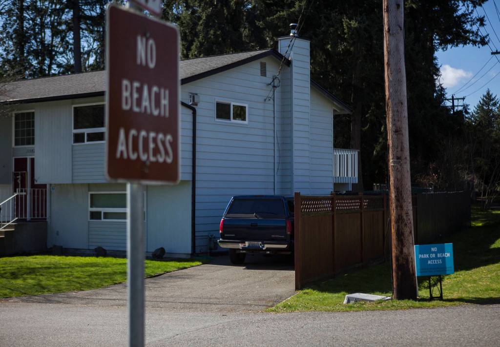 Signs prohibiting beach access are posted along West Ibberson Drive on March 10 in Everett. The lot is owned by neighbors along Ibberson Drive who dont have waterfront property. (Olivia Vanni / The Herald)