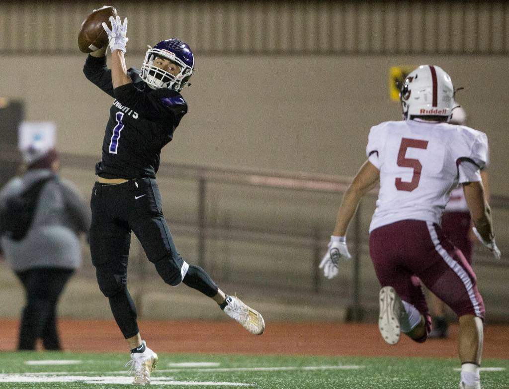 Kamiaks Syrus Vannatta (left) makes a catch during a game against Cascade on April 1, 2021 in Everett. (Olivia Vanni / The Herald)
