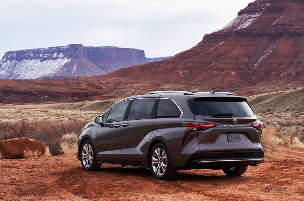 Kick-type hands-free operation for the power sliding side doors and tailgate is standard on the 2021 Toyota Sienna, excluding the base LE model. (Manufacturer photo)