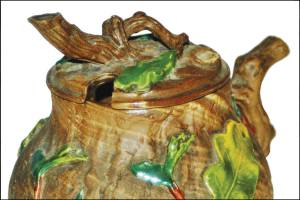 This Mettlach Earlyware mustard pot sold at Fox Auction Co. in Iowa for $90. (Cowles Syndicate Inc.)