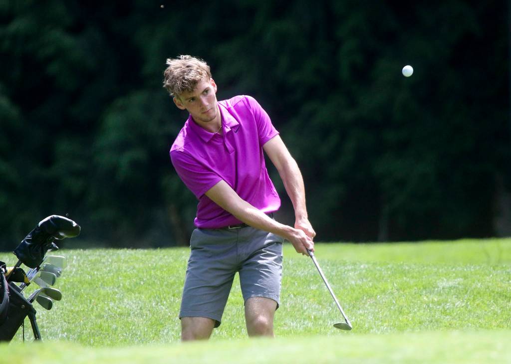 Ronny Kildall chips onto a green. (Andy Bronson / The Herald)
