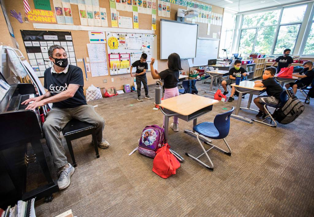 Jeff Thoreson sings with his second-grade class at Riverview Elementary School in Snohomish. (Olivia Vanni / The Herald)