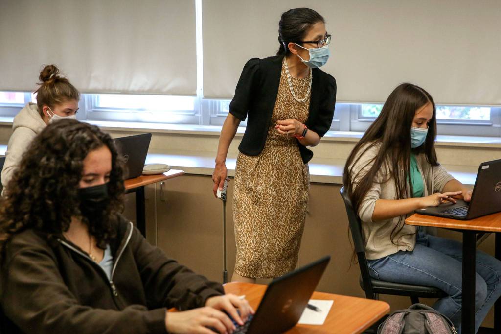 Bin Yang leads her class Wednesday morning at Snohomish High School on June 2, 2021. (Kevin Clark / The Herald)
