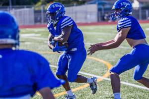 Shorewood running back Robert Banks runs the ball during football practice on Sept. 19, 2018 in Shoreline, Wa. (Olivia Vanni / The Herald)