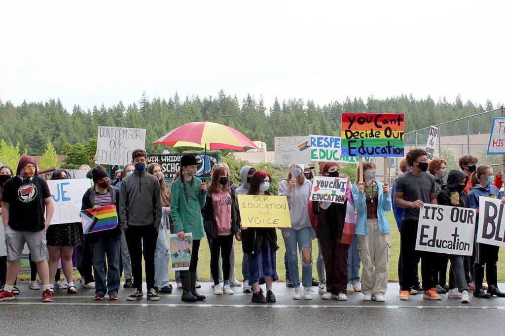 Counter-protesters were led by United Student Leaders, a South Whidbey High School student activist group. (Karina Andrew / Whidbey News-Times)