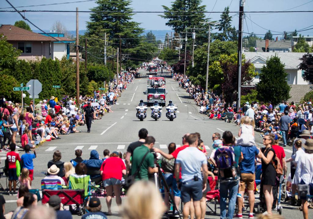 The Edmonds Kind of 4th parade makes its way down Sixth Avenue South on Sunday in Edmonds. (Olivia Vanni / The Herald)