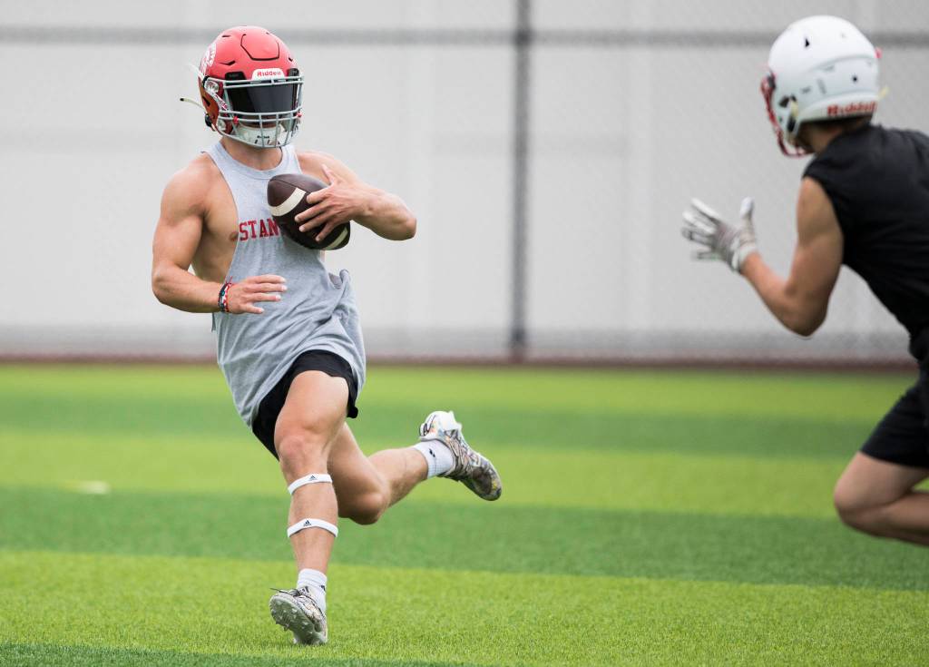 Stanwoods Ryder Bumgarner runs the ball in for a touchdown during the Cougars Championship Passing Tournament at Lakewood High School on July 31 in Arlington. (Olivia Vanni / The Herald)