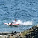 A small plane crash lands in the water near Edmonds on Thursday. (Julia Wiese/<a href="https://myedmondsnews.com/2021/08/pilot-safe-after-small-plane-crashes-in-water-near-edmonds-marina-beach-thursday-afternoon/" target="_blank">MyEdmondsNews</a>)