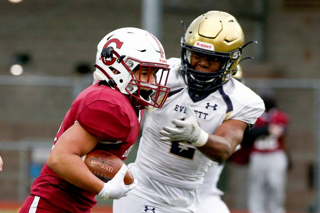 The annual Battle of Broadway between Everett High and Cascade High at Everett Memorial Stadium Friday night on March 19, 2021. (Kevin Clark / The Herald)