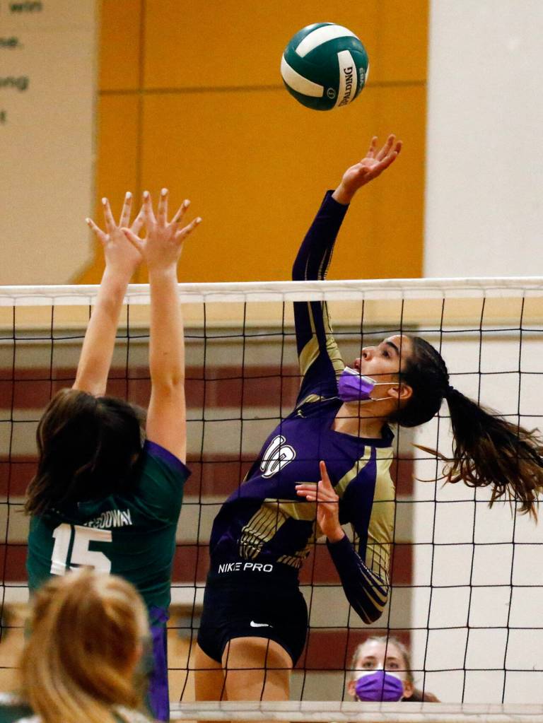 Lake Stevens Hayli Tri attempts a spike over Edmonds-Woodways Gretchen Lewis Tuesday night at Edmonds-Woodway High School in Edmonds on September 7, 2021. The Vikings won in straight sets. (Kevin Clark / The Herald)