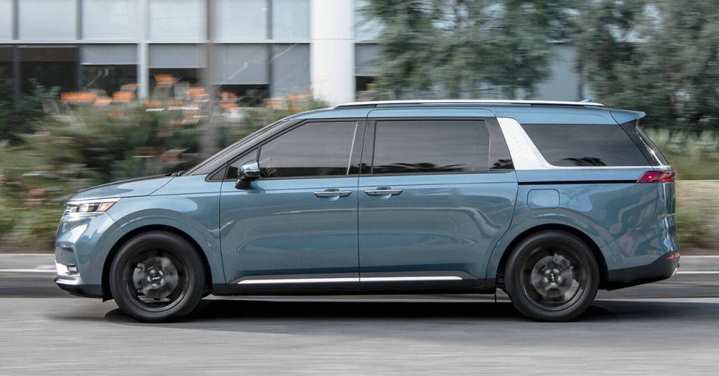The 2022 Carnivals squared-off corners and prominent wheel arches give it a look similar to Kias current boxy SUVs. (Kia)