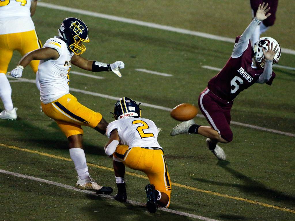 Cascades Jordan Mullerleile blocks a extra point attempt by Mariners Yisrael Calderon Friday evening at Everett Memorial Stadium on September 10, 2021. (Kevin Clark / The Herald)