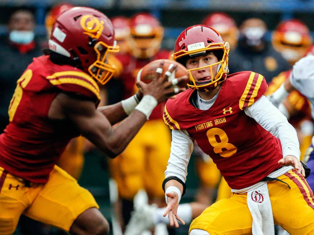 ODeas Jason Brown, Jr. gets a shuffle pass from John Kohler Friday at Memorial Stadium in Seattle on September 17, 2021. The Vikings defeated the Irish, 20-3. (Kevin Clark / The Herald)