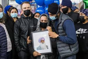 Jaswant Singh holds a photograph of her husband TejPal Singh at his candlelight vigil on Wednesday, Sept. 29, 2021 in Lynnwood, Wa. (Olivia Vanni / The Herald)