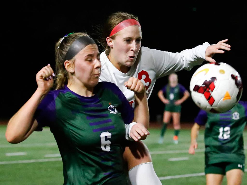 Edmonds-Woodways Clara Miceli, left, and Snohomishs Sara Rodgers chase a throw in Thursday night at Edmonds-Woodway High School in Edmonds on October 7, 2021. (Kevin Clark / The Herald)