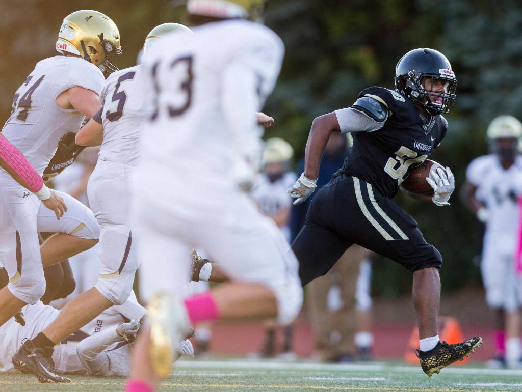 Lynnwoods Anthony Hooker runs the ball during a game against Everett on Friday in Edmonds. (Olivia Vanni / The Herald)