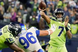 Seattle Seahawks backup quarterback Geno Smith (7) passes to wide receiver DK Metcalf for a touchdown against the Los Angeles Rams during the second half of an NFL football game, Thursday, Oct. 7, 2021, in Seattle. (AP Photo/Elaine Thompson)